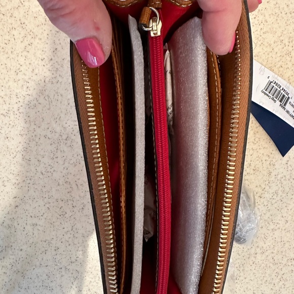 Adorable leather Dooney & Burke crossbody purse. Brand new with tags. - Picture 3 of 6